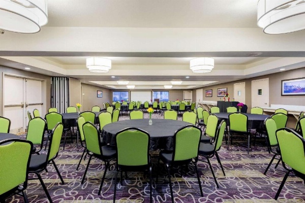 La Quinta Inn & Suites by Wyndham Hayward Oakland Airport image 25