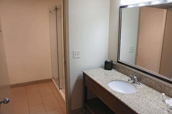 La Quinta Inn & Suites by Wyndham Hayward Oakland Airport image 4