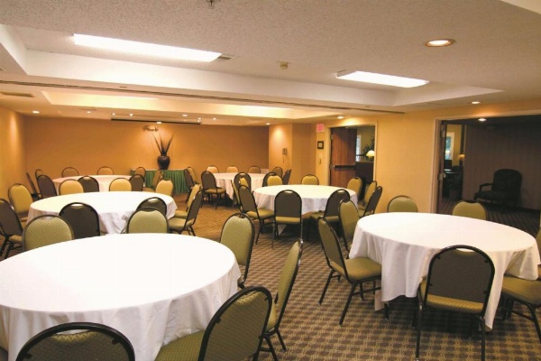 La Quinta Inn & Suites by Wyndham Hayward Oakland Airport image 8